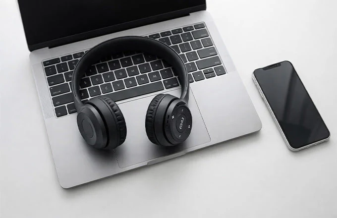 P47 Bluetooth Headphones with Foldable Design - Image 4